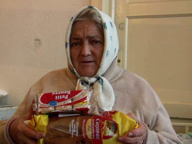 Bătrâni nevoiași, ajutați de Consiliul Județean cu pungi cu alimente