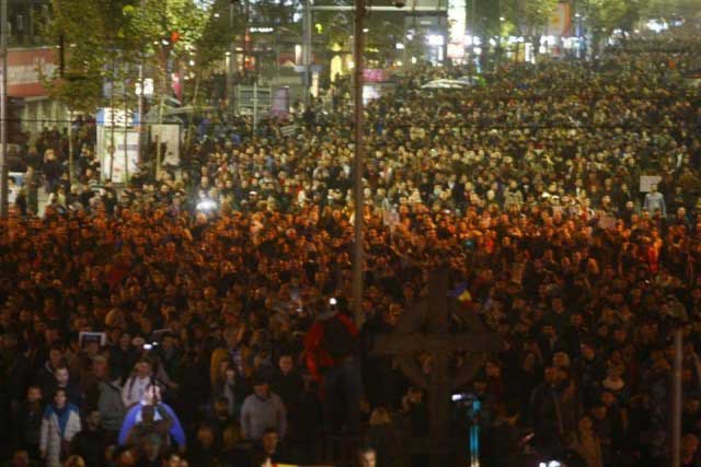 Noaptea protestelor în România! Generația facebook este în stradă