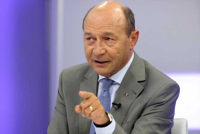 Traian Băsescu, reacţie pe facebook la atentatele din Paris: “Dragă Stat Român, te rog din suflet, nu accepta cote de refugiaţi musulmani”