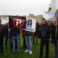 Câteva sute de liberali buzoieni la mitingul împotriva lui Victor Ponta