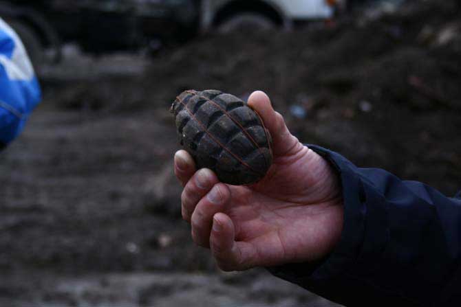 Panică în Bariera Ploiești. O grenadă a fost găsită în fața unui bloc