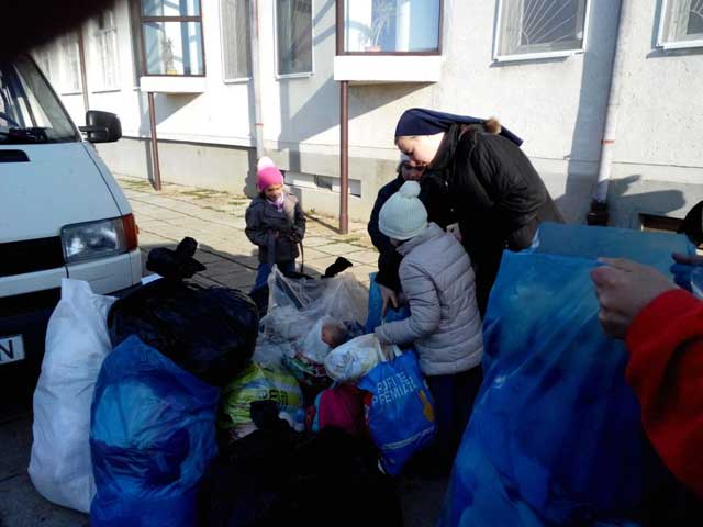Ajutoare pentru copiii nevoiași de la Cârligele, comuna Glodeanu Siliștea