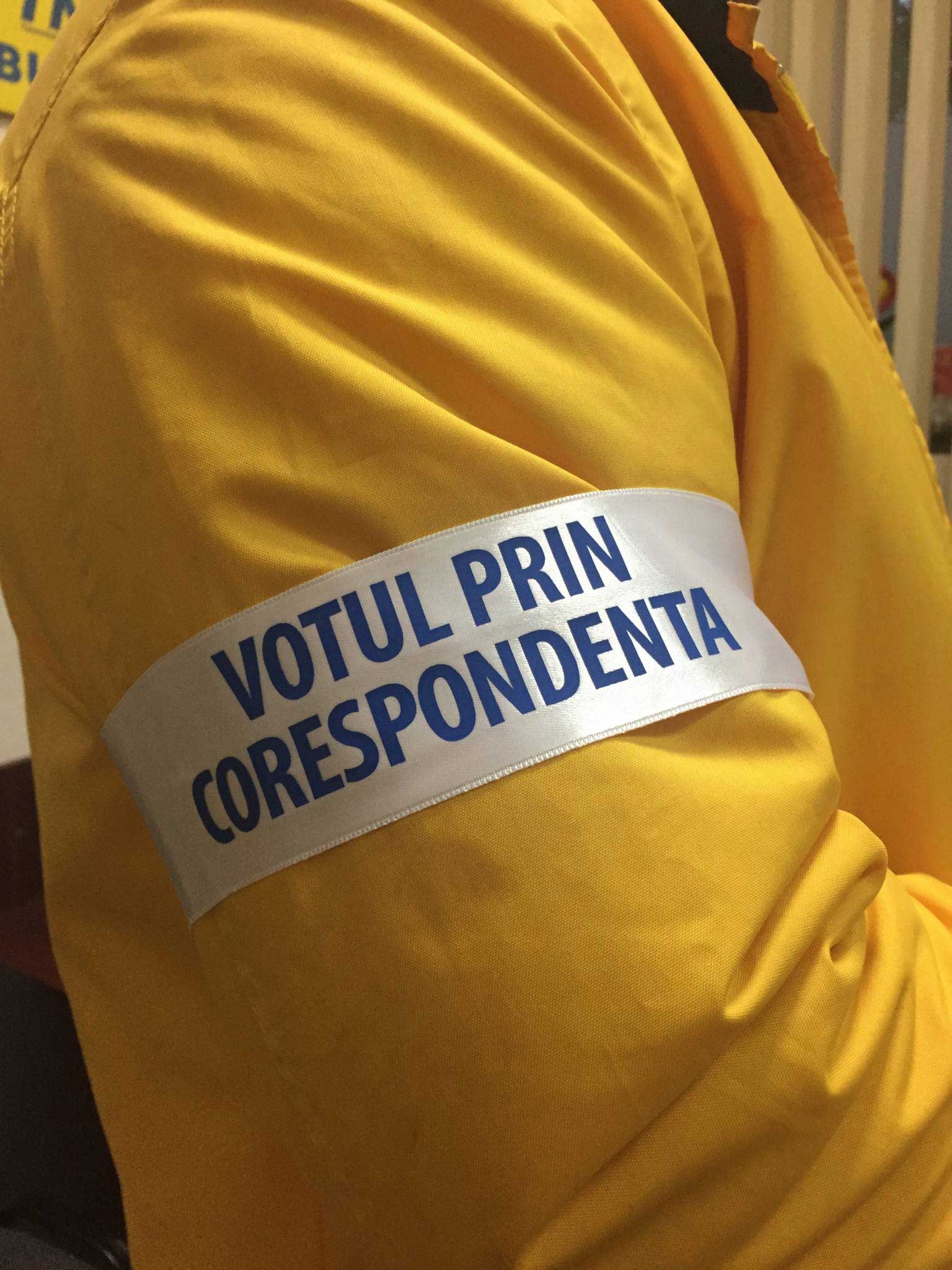 Banderole albe pe brațul aleșilor locali buzoieni, petru introducerea votului prin corespondență