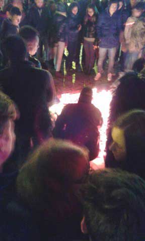 Tineri cu flori şi lumânări în Piața Daciei, în memoria victimelor incendiului din clubul Colectiv
