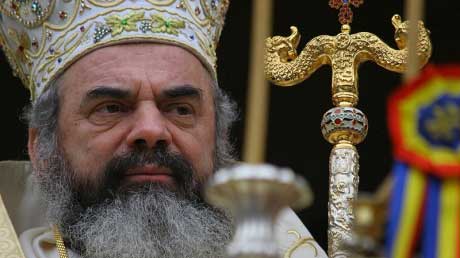 Patriarhul Daniel le cere iertare tinerilor şi spune că Biserica îi iubeşte pe toţi, că vin sau nu la slujbă