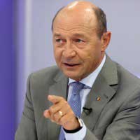 Traian Băsescu, reacţie pe facebook la atentatele din Paris: “Dragă Stat Român, te rog din suflet, nu accepta cote de refugiaţi musulmani”